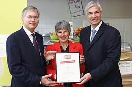 BILD zu OTS - Minister Alois Stöger, Direktorin Regina Niedermayer, GOURMETGROUP-Geschäftsführer Herbert Fuchs