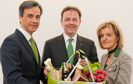 BILD zu TP/OTS - (v.l.n.r.): Grazer Bürgermeister Mag. Siegfried Nagl, Landwirtschaftsminister DI Niki Berlakovich und die Obfrau der GENUSS REGION  …