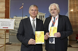 BILD zu OTS - Personen v.l.n.r.: Gesundheitsminister Alois Stöger, Univ.-Prof. Dr. Hubert Pehamberger (Österr. Ges. f. Dermatologie)