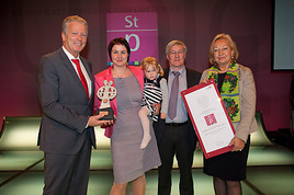 Wirtschafts- und Familienminister Reinhold Mitterlehner mit den Staatspreisgewinnern von der Tischlerei Wegerer (Kategorie 11-50 MA) Wirtschafts- und Familienminister Reinhold Mitterlehner mit den Staatspreisgewinnern von der Tischlerei Wegerer (Kategorie 11-50 MA)