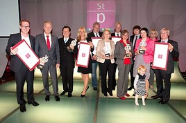 Wirtschafts- und Familienminister Reinhold Mitterlehner mit den Vertretern aller fünf Staatspreis-Gewinner Wirtschafts- und Familienminister Reinhold Mitterlehner mit den Vertretern aller fünf Staatspreis-Gewinner