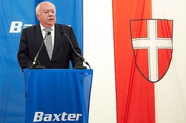 Bürgermeister Dr. Michael Häupl bei der Grundsteinlegung eines Baxter Produktionsgebäudes