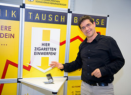 Wer Zigarettenpackung in die Tschik-Tausch-Börse einwirft nimmt an Gewinnspiel teil Wer Zigarettenpackung in die Tschik-Tausch-Börse einwirft nimmt an Gewinnspiel teil