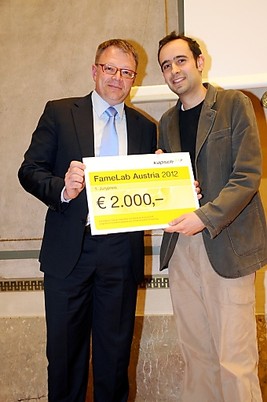 Alf Netek, CMO der Kapsch Group überreicht Gewinner Didac Carmona den ersten Preis. Alf Netek, CMO der Kapsch Group überreicht Gewinner Didac Carmona den ersten Preis.