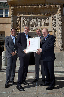 v.l.n.r. Ing. Mag. Horst Ebner, DI Dr. Karl Wolfgang Stanzel (beide Vorstandsmitglieder oekostrom AG), DI Peter Kroiss (Auditor TÜV AUSTRIA), DI Dr.  …