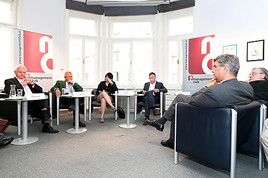 Im Bild auf dem Podium vlnr.: Josef Halbmayr (ÖBB-Holding-Vorstandsmitglied), Ferdinand Maier (ehemalige ÖVP-Verkehrssprecher), Dr. Miriam Koch … Im Bild auf dem Podium vlnr.: Josef Halbmayr (ÖBB-Holding-Vorstandsmitglied), Ferdinand Maier (ehemalige ÖVP-Verkehrssprecher), Dr. Miriam Koch …