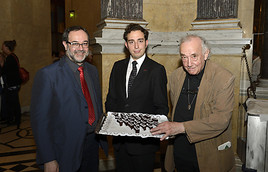 Christian Köberl (links), Daniel Spoerri (rechts) und das Spoerri-Käfer-Dessert vom Schwarzen Kameel. Christian Köberl (links), Daniel Spoerri (rechts) und das Spoerri-Käfer-Dessert vom Schwarzen Kameel.