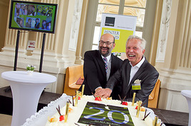 Gerhard Rodler, Chefredakteur Immobilien Magazin und Reinhard Einwaller, Geschäftsführer epmedia Werbeagentur GmbH und Immobilien Magazin schneiden … Gerhard Rodler, Chefredakteur Immobilien Magazin und Reinhard Einwaller, Geschäftsführer epmedia Werbeagentur GmbH und Immobilien Magazin schneiden …