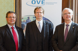 Wechsel im OVE-Präsidium: der scheidende Präsident Dipl.-Ing. Gunter Kappacher (l.) übergab das Amt an Dr. Franz Hofbauer (r.), in der Mitte … Wechsel im OVE-Präsidium: der scheidende Präsident Dipl.-Ing. Gunter Kappacher (l.) übergab das Amt an Dr. Franz Hofbauer (r.), in der Mitte …