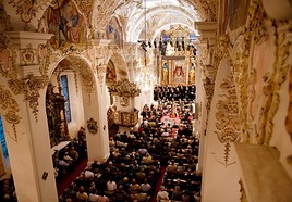 In der Stiftskirche Ossiach finden im Rahmen des Carinthischen Sommers Aufführungen der Kirchenoper sowie Konzertabende statt.