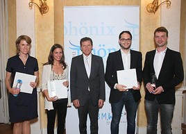 Bundesminister Dr. Karlheinz Töchterle mit den Phönix-Preisträger/innen: (v.l.n.r.) Dr. Regina Grillari, DI Valentine Troi, DI Andreas Flanschger … Bundesminister Dr. Karlheinz Töchterle mit den Phönix-Preisträger/innen: (v.l.n.r.) Dr. Regina Grillari, DI Valentine Troi, DI Andreas Flanschger …
