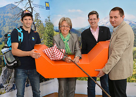 v.l.n.r.: Kilian Fischhuber (Österreichischer Staatsmeister im Bouldern), Tourismuslandesrätin Dr. Petra Bohuslav, Prof. Christoph Madl, MAS  …