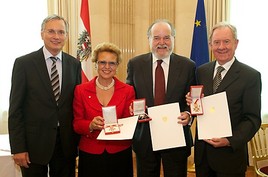 Im Bild v.l.n.r.: Gesundheitsminister Alois Stöger, Mag.pharm. Dr.phil. Christiane Körner, Mag.pharm. Heinrich Burggasser, Mag.pharm. Leopold  …