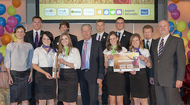 Im Bild v.l.n.r.: Tina Trofer (geradeheraus), BM Reinhold Mitterlehner (BMWFJ) und SC Theodor Siegl (BMUKK) mit Team viva Aronia der HLFS Ursprung
