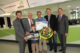 Im Bild v.l.n.r.: Peter Jungreithmair (GF Welios), Bürgermeister Dr. Peter Koits, Leo Muhm mit Georg, GR Johann Reindl-Schwaighofer (Aufsichtsrat  …