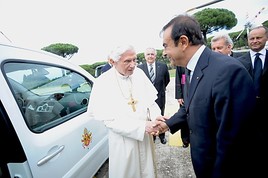PAPST BENEDIKT XVI. FÄHRT RENAULT KANGOO MAXI Z.E. - BILD