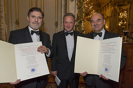 Ehrenzeichen der Rechtsanwaltschaft für Ronald Rohrer und Otto Müller  - BILD