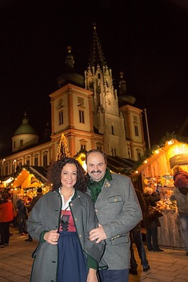 Stimmungsvoller ZDF-Dreh für die steirische Lafer-Weihnachtsendung. Johann Lafer und Barbara Wussow vor der Basilika Mariazell.