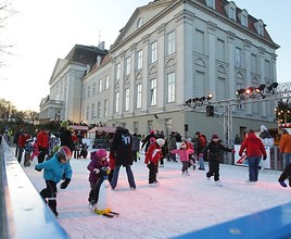 Eislaufen über den Dächern Wiens