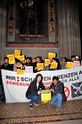 Protestierende Flüchtlinge suchen Schutz in der Votivkirche  - BILD