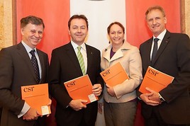 Im Bild v.l.n.r. Dr. Michael Fembek csr Jahrbuch Herausgeber, BM Niki Berlakovich, VStDir Dr. Ulrike Baumgartner-Gabitzer | Verbundkonzern und VD KR …
