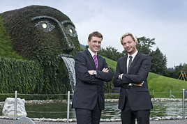 Markus Langes-Swarovski (Member Swarovski Executive Board, re.) und Stefan Isser (Geschäftsführer der d. swarovski tourism services gmbh) geben …