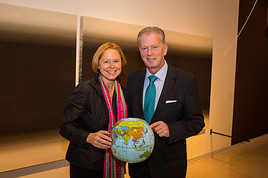 Wirtschafts- und Tourismusminister Reinhold Mitterlehner und Dr. Petra Stolba.