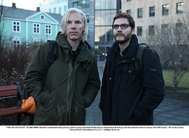 Benedict Cumberbatch (links) als Julian Assange und Daniel Brühl als Daniel Domscheit-Berg im DreamWorks Pictures- Film The Fifth Estate (AT), …