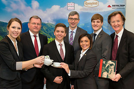 Hotelmanagernachwuchs aus der Bergheidengasse mit Betreuern und Sponsoren. v.l.n.r.: Katharina Kainz, Johannes Mauthe (Direktor ATH Savoyen), …