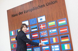 Europäisches Parlament MEP KOZUSNIK präsentiert sein 'One Second Project' - BILD