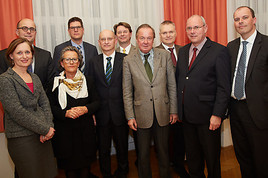 Im Bild v.l.n.r. 2. Reihe hinten: Vizepräsident Dr. Friedrich Nusterer, Ausschussmitglieder Mag. Rainer Samek, Ing. Dr. Karl Ossana und Dr. Viktor …