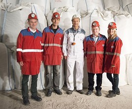Die Delegation der Stadt Wien, MA 48 und .A.S.A. vor BigBags in der Abfalllagerstätte Heilbronn
