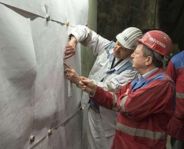 DI Siebenhandl (MA 48) informiert sich über den genauen Lagerort