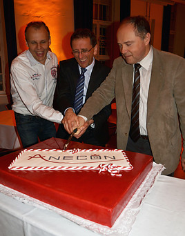 v.l.n.r.: Hannes Färberböck (GF Österreich), Hans Schmit (CEO) und Johannes Adler (GF Deutschland) feiern das Firmenjubiläum mit ihren …