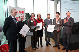Der Top-Nahversorgungspreis der Wirtschaftskammer Österreich geht an Karin Aigner (3.v.l.), Günter Trafler (2.v.l.) und Rudolf Zotter (2.v.r.)