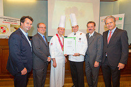 V.l.n.r.: Dipl.-Päd. Werner Sedlacek (Direktor Gastgewerbefachschule Wien), KommR Wilhelm Turecek (Fachgruppenobmann Gastronomie Wien), Dipl.-Päd. …
