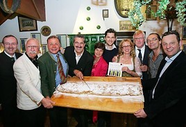 v.l.n.r.: Dr. Franz Prucher (Sicherheitsdirektor NÖ), Walter Holub (Landtagsabgeordneter i.R.), Peter Wolff (Winzer), Siggi Kröpfl (Spitzenkoch), …