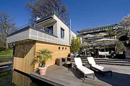 Gästen von KOLLERs Bootshaussuite liegt der ganze Millstätter See zu Füßen.