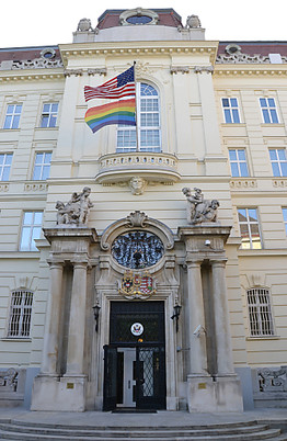 US BOTSCHAFT HISST REGENBOGENFAHNE US BOTSCHAFT HISST REGENBOGENFAHNE