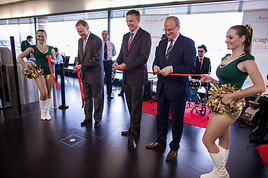 US Botschafter Eacho bei feierlichem Ribbon-Cutting am Flughafen Wien US Botschafter Eacho bei feierlichem Ribbon-Cutting am Flughafen Wien