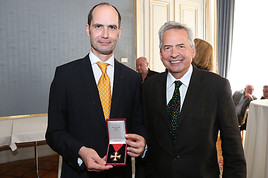 Peter Bogner erhält das Ehrenkreuzes für Wissenschaft und Kunst der Republik Österreich Peter Bogner erhält das Ehrenkreuzes für Wissenschaft und Kunst der Republik Österreich