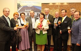 v.l.n.r.: Bezirkshauptmann Hofrat Mag. Johann Böhm, Chris Lohner, Karin Weißenböck, BM Josef Willroider, Doris Walter, Dkfm. Dr. Günter …