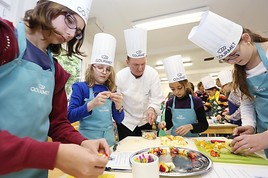 Kinder der VS Keferfeld mit GOURMET-Koch Stefan Kellner bei der 1. GOURMET-Kinderkochwerkstatt in Linz