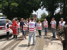 Die Mitarbeiter des Roten Kreuzes und das Team Österreich verteilen die Sachspenden vor Ort (Es gelten die Nutzungsbedingungen der Fotodatenbank …