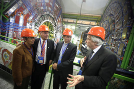 Minister Töchterle, Bundespräsident Fischer und Margit Fischer bei ihrem CERN-Besuch im Gespräch mit CERN-Generaldirektor Heuer