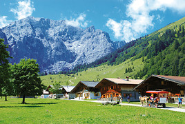 Das idyllische Almdorf in der Eng