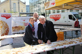 120 Jahre Honeder Naturbackstube: Jubiläumsauftakt mit 120 Meter langem Dinkel-Apfelstrudel