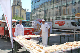 120 Jahre Honeder Naturbackstube: Jubiläumsauftakt mit 120 Meter langem Dinkel-Apfelstrudel