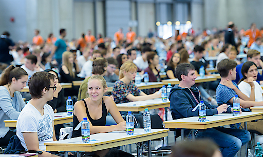 Bild: Aufnahmetests zum Medizinstudium: Insgesamt 12.579 ...