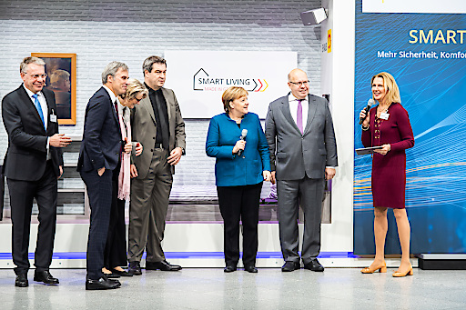 Bild: Bundeskanzlerin Merkel besucht "House of Smart ...